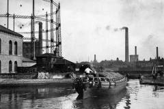 A flyboat entering Brighouse Top Lock.