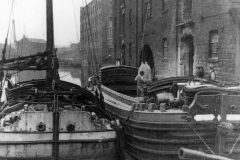 Discharging a wooden flyboat.