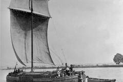 A keel under way.