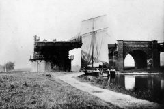 A keel under sail.
