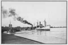 GDMA008 SS Saltmarshe and tugs on the Ouse