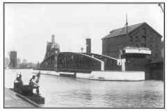 GDMA051 Diver and pumpmen taking a breather, circa 1930. GDMA051 Diver and pumpmen taking a breather, circa 1930.