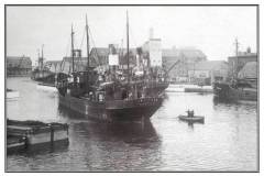 GDMA064 SS J P Paddon manoeuvring through Lowther Bridge, Goole, circa 1936 GDMA064 SS J P Paddon manoeuvring through Lowther Bridge, Goole, circa 1936