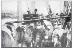 GDMA123 Crew of steam trawler "Mino" in 1904 GDMA123 Crew of steam trawler "Mino" in 1904
