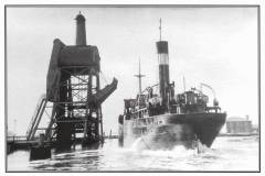 GDMA174 SS Holdernore arriving Goole for a cargo of coal, 1952