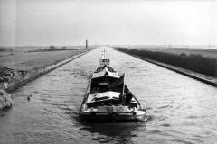 The motor barge Confidence approaching Sykehouse Lock 