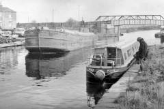 The unladen motor barge No 5.