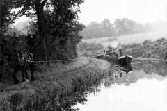 A draft hose towing a dumb barge.