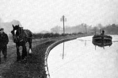 A draft hose towing a dumb barge.