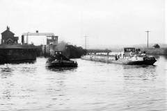 Tanker barge Berriedale H entering Woodnook Lock No 6.