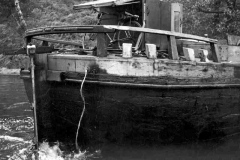 A barge winding at Horbury Curve.