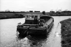 A unladen motor barge.