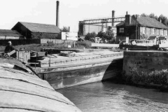 An unladen motor barge towing a dumb barge.