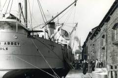 Loading/unloading a motor vessel.