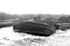 Jebus No 19 with a train of compartment boats.