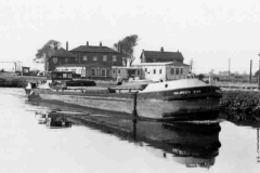 Maureen Eva on the Aire & Calder Navigation.