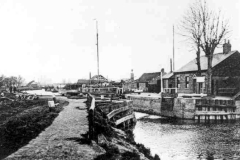 Grovehill Lock, the entrance to Beverley Beck.