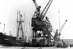 Transferring bagged malt in Goole Docks.