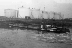 Tanker barge Blackmartin C turning on the River Aire.