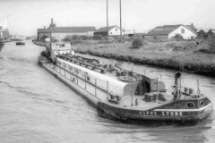 The tanker barge Rufus Stone leaving Goole\'s South Dock.