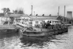 Reinzi moored at a fuel facility.