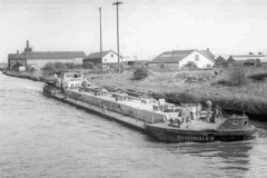 The tanker barge Breckondale H leaving Goole Docks.