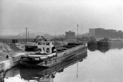 Unloading a motor barge.