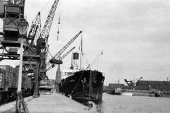 MARIANNE discharging railway sleepers.
