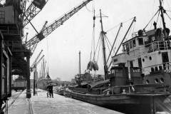 Discharging a bagged cargo to a barge.