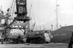 Discharging timber from the Gitte Ginge.