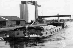 The motor barge Moredale H passing Whitley Bridge, loaded with silica sand.